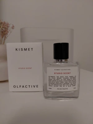 Kismet Olfactive Studio Scent  - Top: Bergamot Heart: Turkish Fig, Persian Black Tea, Lavender Base: Amberwood, Oakmoss, Palo Santo