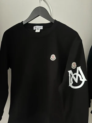 Moncler tröja  - Pris lappen finns på säljer pågurnd att den är liten på mig aldrog använt den, priser går att diskutera vid snabb affär, fraktar samma dag som du köper
