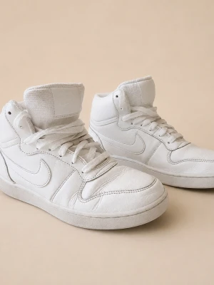 Nike High Top Sneakers Swoosh retro y2k  - Vita Nike high-top sneakers i klassisk modell med Nike Swoosh på sidorna och Nike-logga på plös och häl. I använt skick utifrån bilder men hela och fina med mycket kvar att ge! 
