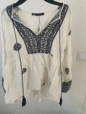 Vit blus från Zara - En gullig vit blus från Zara i strl XS, sparsamt använd och ser bra ut💕Priset går att sänka vid snabbaffär 🥰