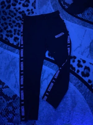 Hoodrich mjukis - Svarta hoodrich mjukis i bra skick, det är använda bara ett par gånger.pris kan diskuteras vid snabb affär.