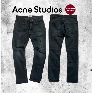 Svarta jeans från Acne Studios - Snygga svarta jeans från Acne Studios med en klassisk design. Nypris runt 3500kr. De har en slim passform och är tillverkade i ett bekvämt material. Jeansen är i ett riktigt bra skick och har en sjukt snygg tvätt! Om du har några frågor eller funderingar är det bara att höra av sig! :)