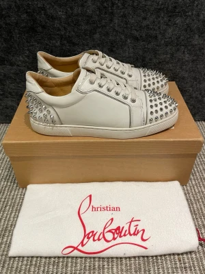 Christian Louboutin skor - Hej, säljer nu dessa svin snygga Christian Louboutin skor. Skorna är i grymt skick!  Begränsat antal boxar och dustbag. Hör av dig vid frågor.