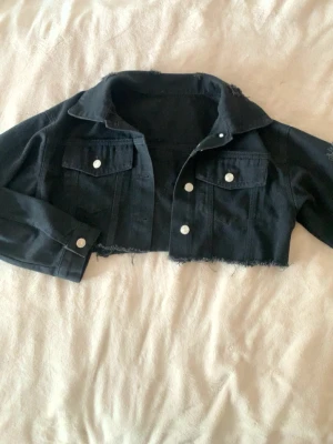 Svart croppad jeansjacka - Säljer en snygg svart croppad jeansjacka från SHEIN som är i topp skick!!💕 passar till en vardag som kan styla riktigt fint🪷 jackan är storleken XS, meddela mig vid frågor eller fler bilder <3