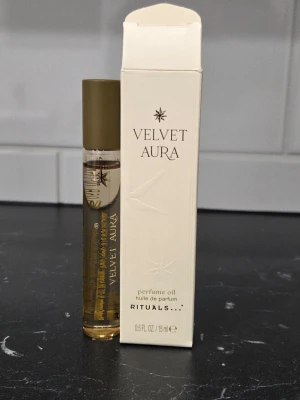 Rituals Velvet Aura Parfymolja  - 1 Velvet Aura Perfume Oil från Rituals i en smidig glasflaska med guldfärgat lock. Flaskan rymmer 15 ml och kommer i en elegant beige kartong. Oljan har en lyxig känsla och är enkel att applicera tack vare den smala flaskan.