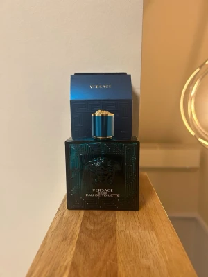 Versace Eros EDT - Versace Eros EDT 💙  Fräsch, söt och maskulin doft med riktigt bra hållbarhet och projection. Bra som vardags- och skoldoft, men funkar även perfekt till fest och kvällar. En riktig klassiker som får mycket komplimanger. Det återstår runt 50ml i flaskan.