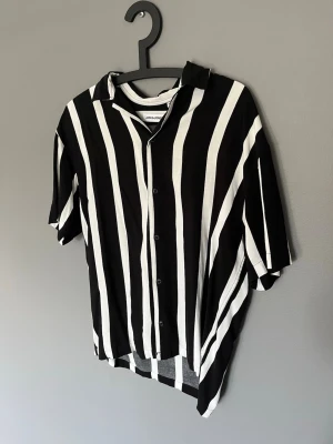 Tunn kortärmad skjorta - Tunn kortärmad skjorta från Jack&Jones i storlek XS, bra skick!