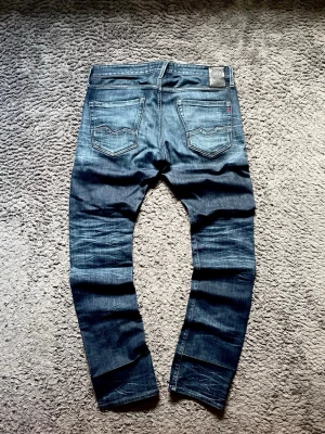 Replay Jeans  - Säljer ett par riktigt feta Replay Jeans!!  Stick: 8,5/10! Sparsamt använda!   Storlek: 33W  Model: Warrior!  Väldigt snygg blandning av marinblå och vit!  Hör av er vid minsta fundering!! 💭 !!!Gå in på mitt konto för flera grymma plagg!!!