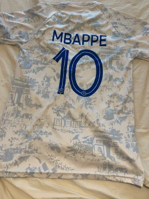 Frankrike fotbollströja Mbappé #10 - Säljer en Frankrike fotbollströja med Mbappé och nummer 10 på ryggen. Den är storlek 176/S, den passar som S. Den har några fläckar som visas i sista bilden men annars i bra skick. Hör av dig vid frågor!! Priset kan diskuteras!!