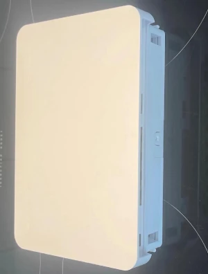Vit router eller nätverksbox - Säljer en vit rektangulär router eller nätverksbox i plast med rundade hörn. På sidan finns flera nätverksportar och en strömanslutning. Perfekt för dig som vill ha stabilt internet hemma eller på kontoret.