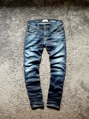 Replay Jeans  - Säljer ett par riktigt feta Replay Jeans!!  Stick: 8/10!  Sparsamt använda!   Storlek: 30W 32L Model: Anbass!  Väldigt snygg blandning av marinblå och vit!     Hör av er vid minsta fundering!! 💭 !!!Gå in på mitt konto för flera grymma plagg!!!