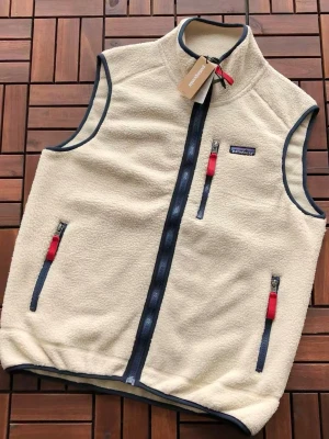 HELT NY: Patagonia Retro Pile Väst (Large) - Helt ny Beige Patagonia Retro Pile väst med taggs kvar! 🏷️ Aldrig använd. Supermjuk shearling-fleece som är perfekt för hösten. Stilren modell som funkar till allt. Nypris ca 1800kr. Skickas spårbart direkt efter köp! Skriv vid frågor 🤝