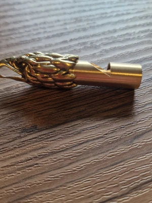 Visselpipa örn koppar - Visselpipa örn i koppar. 6,1 cm lång. Bredd 1,2 cm. 
