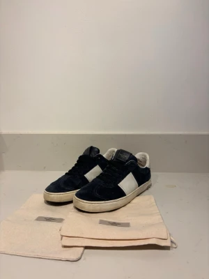 Valentino flycrews  - Snygga valentino flycrews i marinblå mocka. Ny pris 9000kr  | tillverkas inte längre storlek 43