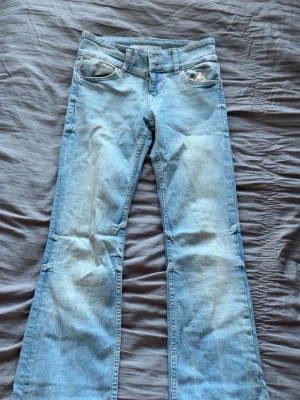 Bershka jeans  - Lågmidjade blå bootcutjeans ifrån Bershka med två knappar. Aldrig använda i strl 34! (Jag är 169cm för referens) 
