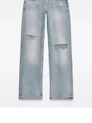 Blåa baggy jeans med hål från Zara - Säljer ett par blåa raka jeans från Zara med slitna detaljer och hål på båda benen. Jeansen har hög midja. Pris kan diskuteras 