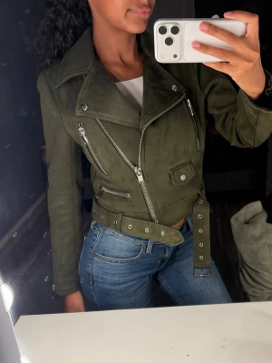 grön mockajacka - snygg bikerjacka i mocka från zara 💚