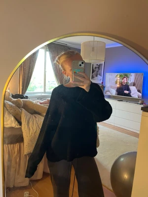 Oversized svart stickad tröja - Mysig oversized svart stickad tröja med rund halsringning och långa ärmar. Perfekt för lager-på-lager och chill dagar. Enkel och stilren design som passar till det mesta.