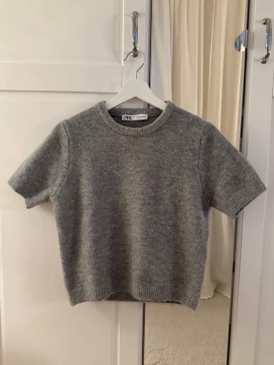 Grå stickad tröja - Superfin kortärmad grå stickad från Zara! Väldigt fint skick och tjockt mjukt material💗Storlek M men är liten i storlek så passar XS/S också! Skriv vid frågor, köp gärna direkt💖