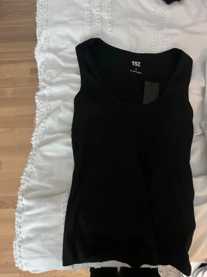 Ribbade linnen - 1 svart och en grå linne från lager i storlek L. 60kr för båda och 30 för en av dom