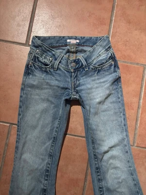 Jeans Gina - Säljer ett par ljusblå bootcut jeans med låg midja och klassisk femficksdesign. Fint skick, bara använda två gånger. 