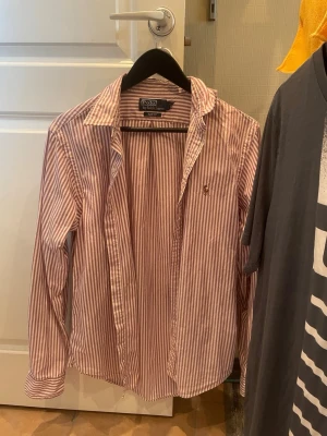 Ralph lauren skjorta - Säljer för att den har blivit för liten för mig. Inga defekter eller något. Hör av er om frågor!