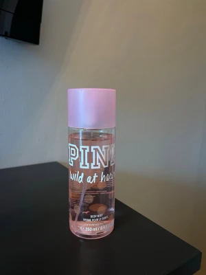 PINK Wild at Heart Body Mist - Fräsch body mist från Victoria's Secret PINK-serie med doften Wild at Heart. Använd väldigt lite.