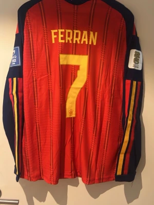 Spanien Vm 2026 Ferran - En Spanien longsleeve med Ferran Vm 2026 i spelar version, storlek L helt ny