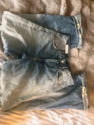 Baggyjeans från Zara - Blåa baggyjeans från Zara. Stl 34. Säljer för att de ej kommer till användning längre men de är i väldigt bra skick!💛💛 Skriv för fler bilder🩷🩷