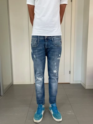 Replay Anbass Aged Jeans  - Säljer nu dessa Replay Anbass Aged Jeans med snygga slitningar i populär design, W31 o L32 med mått ca 40 o 95 cm. skriv för fler bilder/frågor🙌🏼