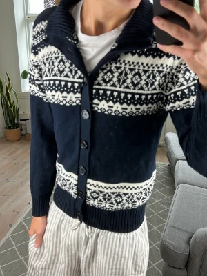 Mönsterstickad Cardigan  - Väldigt snygg och trendig! Mått: A:49 B:42 C:39 D:61 (cm) Skriv vid fundering 😇🙌