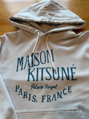 Maison kitsune hoodie  - Riktigt fett Maison kitsune hoodie i mycket fint skick utan en liten prick som går bort i tvätten! Storlek M men sitter mer som S! Hör av er vid funderingar 