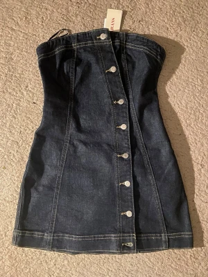 Jeansklänning  - En helt ny jeansklänning från GinaTricot från ”Gina jeans” kollektionen. Storlek S, nypris 459kr.