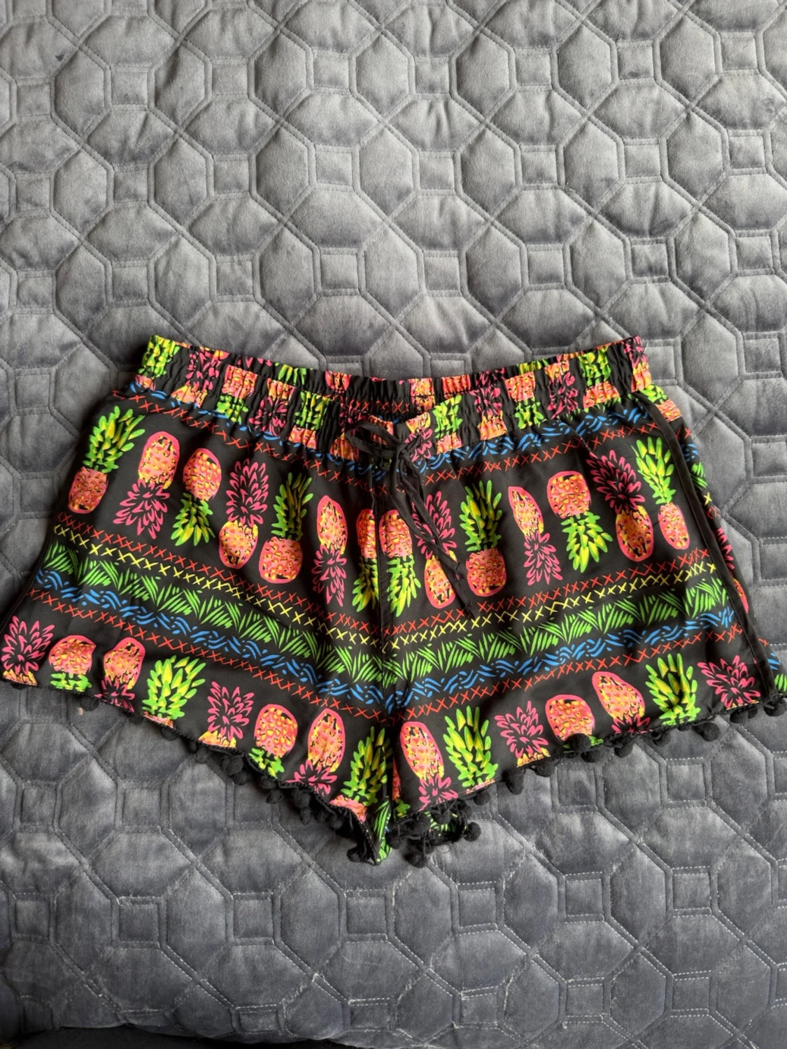 Färgglada shorts med ananasmönster