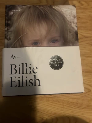 Billie Eilish boken poster - Originella Billie Eilish boken, nypris är 389 och omslaget är kvar runt. Buda!!