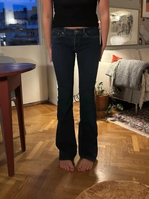 Bootcut jeans - Lågmidjade!! Jättesköna. Innerbenslängd 87cm, midja 37cm(inte omkrets)