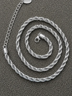 Kejsar halsband - Snyggt halsband i silverfärgad metall med tvinnad kedja och karbinlås. Halsbandet har en förlängningskedja och en modern, stilren look som passar till många olika stilar. Perfekt för dig som gillar detaljerade accessoarer.