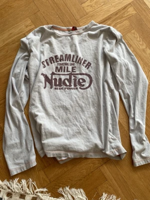 Långärmad t-shirt Nudie - Sjukt nice vintage longsleeve från Nudie Jeans. Ljusgrå, lite nopprig men inte märkbart. Pris kan diskuteras!