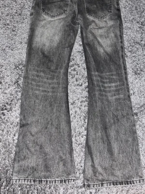 Grå bootcut jeans Decency Concept - Decency Concept grå bootcut jeans – Instagram märke  Säljer ett par gråtvättade bootcut jeans från Decency Concept – ett populärt Instagram-baserat streetwear-märke. Jeansen har en snygg washed grey-tvätt med subtil fade-effekt, bootcut-passform  ✨ Detaljer: * Grå washed denim * Bootcut fit * Slitningar vid knäna * Klassisk 5-pocket-design * Dragkedjegylf med knapp * Helt nya med tags kvar                                   📩 Skicka gärna ett meddelande vid frågor eller om du vill ha fler bilder!