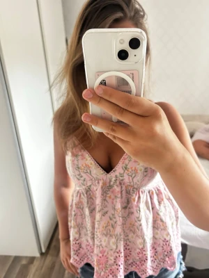Blommig rosa linnetopp med spets - Söt rosa linnetopp med blommigt mönster och spetsdetaljer längst ner. Köpte på Bikbok för 2 år sen men har inga tecken på användning.
