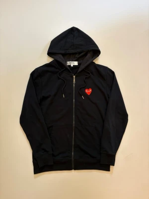 Cdg zip hoodie - Svart Comme des garçons zip up hoodie //  Mycket bra skick //  Storlek S //  Skriv vid minsta fråga eller fundering🤝