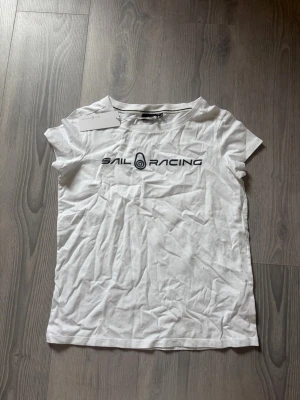 Sail racing T-shirt - Säljer denna vita T-shirt från sail racing, aldrig använd med prislappen kvar, nypris 500☺️