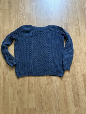 Tommy Hilfiger holdie - Säljer min marinblåa tjocktröja från Tommy Hilfiger. Den är i storlek L och är i väldigt bra skick! Du får denna för 100spänn! Pris är diskuterbart!
