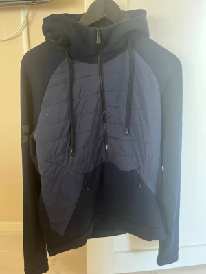 Sail Racing tröja  - sail racing tröja/jacka hybridjacka i bra skick lite nopprig bara men lätt att fixa. Nypris ligger på runt 2500kr. Perfekt nu till sommaren!