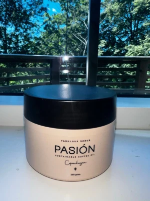 PASIÓN Fabulous Scrub 200g oöppnad  - Säljer en PASIÓN Fabulous Scrub med hållbar kaffeolja från Copenhagen. Perfekt för dig som vill ha en lyxig skrubb till din hudvårdsrutin. Den är helt oöppnad 