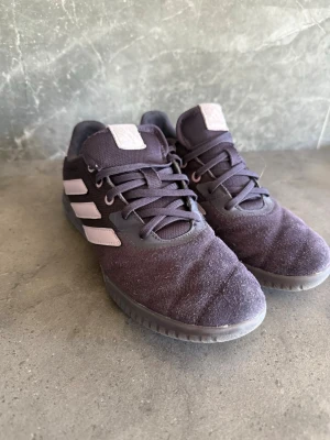Lila adidas sambas skor  - Säljer ett par feta adidas sambas skor i storleken 39-40 riktigt feta passar till allt nypris ligger på 1199 mitt pris endast 249