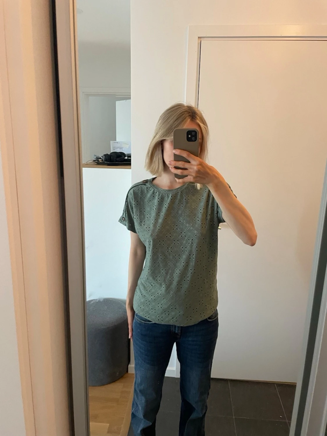 Grön kortärmad blus med hålmönster
