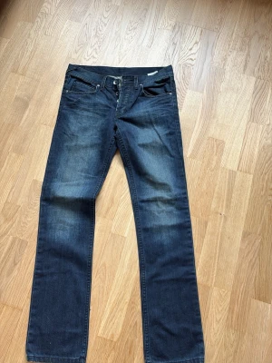 Mörkblå raka jeans - Snygga mörkblå jeans med raka ben. 