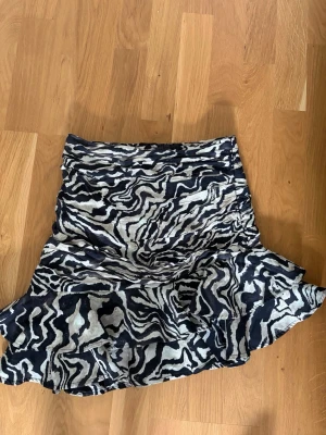 Volang kjol - Från H&M mycket bra skick i storlek 34💕