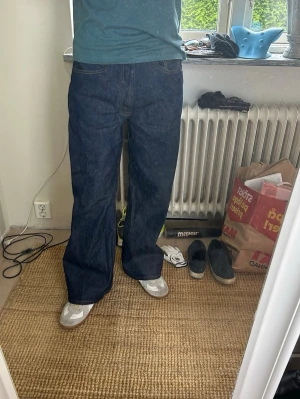 Acne 2021M raw jeans - Ett bar acne 2021M jeans vilket är en bootcut modell. Den har färgen raw vilket innebär att man kan få egna personliga slitningar!! Använda ca 5-10 ggr